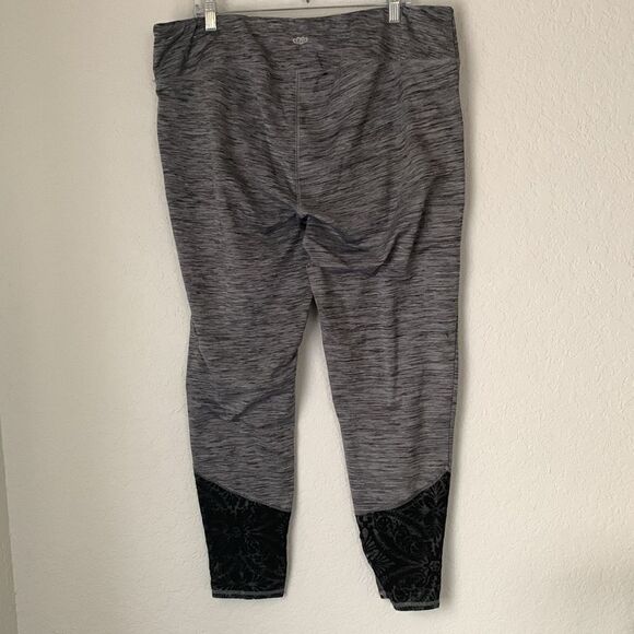 Maurices in Motion Women’s Pants Athletic Yoga Gray Leggings Size 3 - Picture 2 of 10